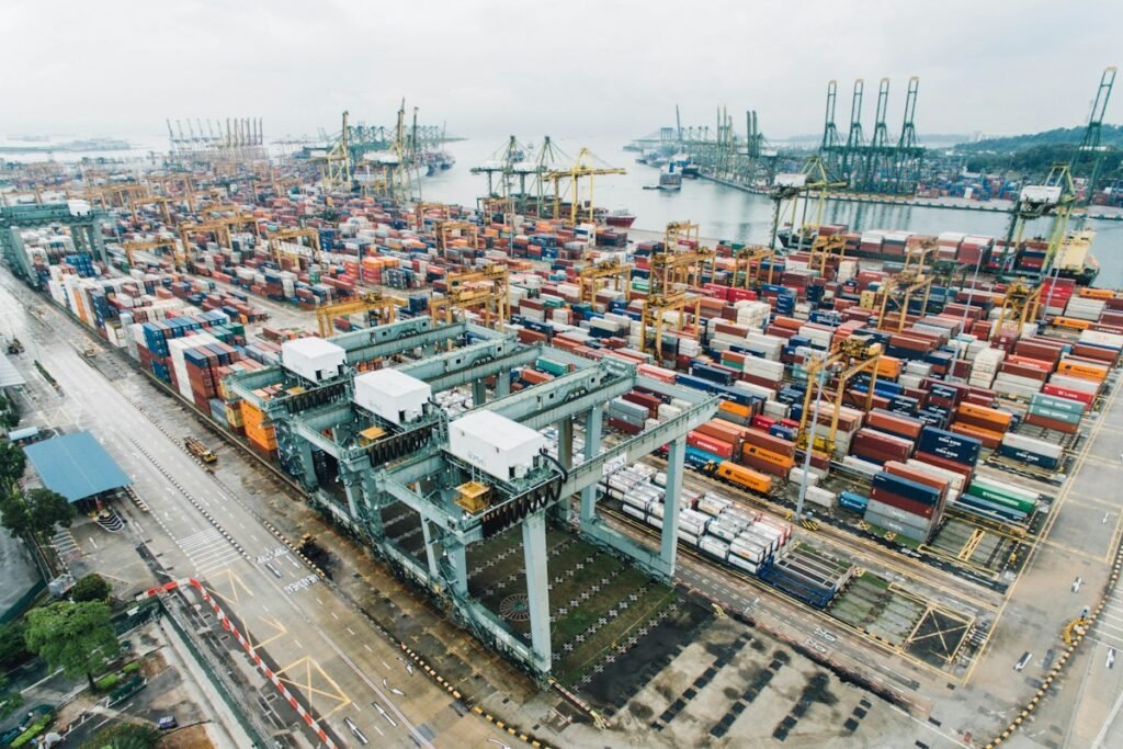 Terminal portuário com contêineres – transporte marítimo FCL