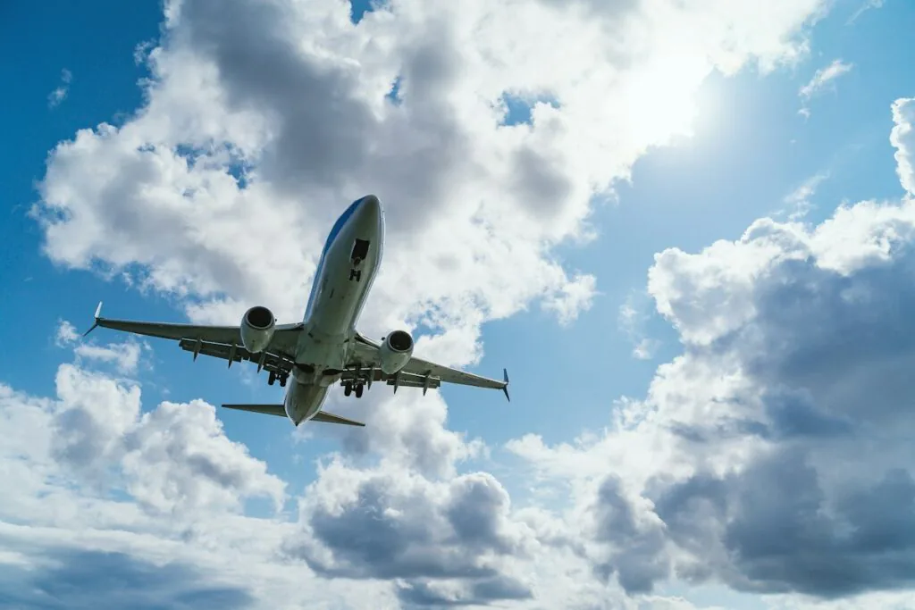 Avião de carga em voo – transporte aéreo internacional