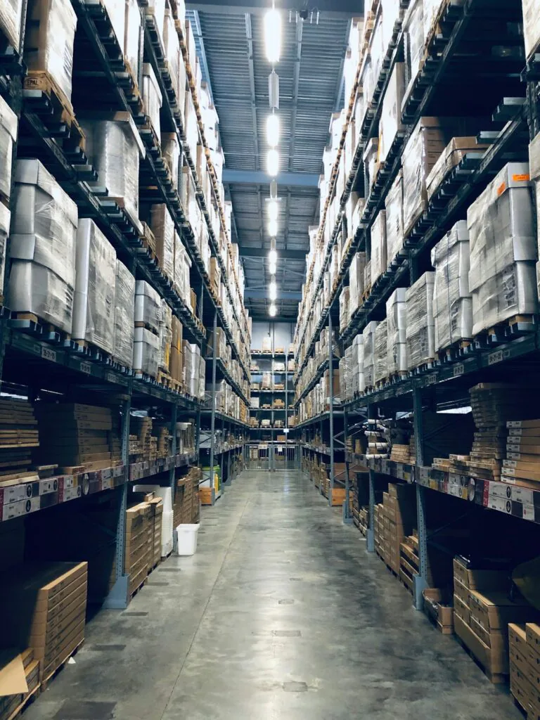 Armazém com estoque e distribuição de cargas