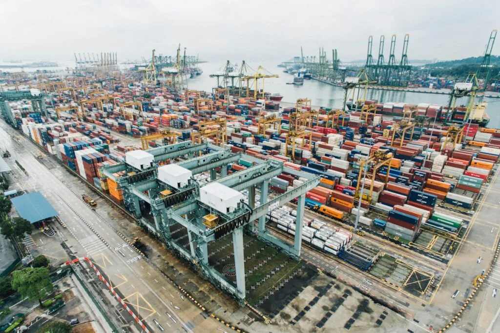Terminal portuário com contêineres – transporte marítimo FCL