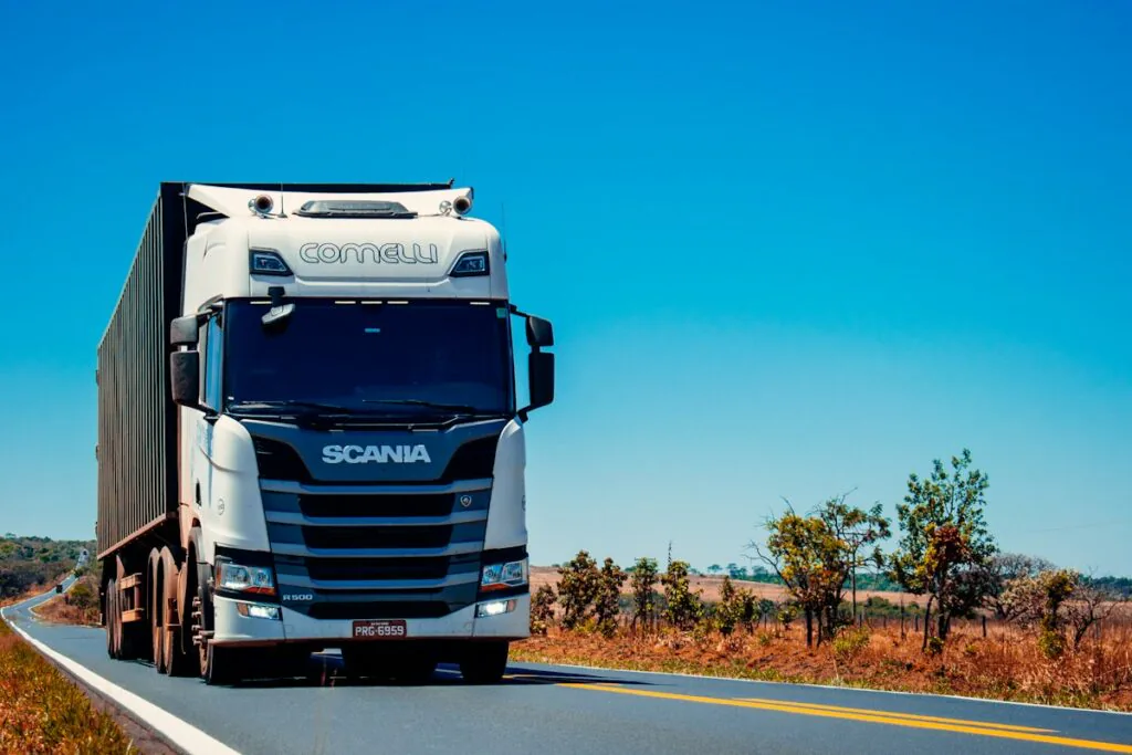 Caminhão de carga em rodovia – transporte rodoviário integrado